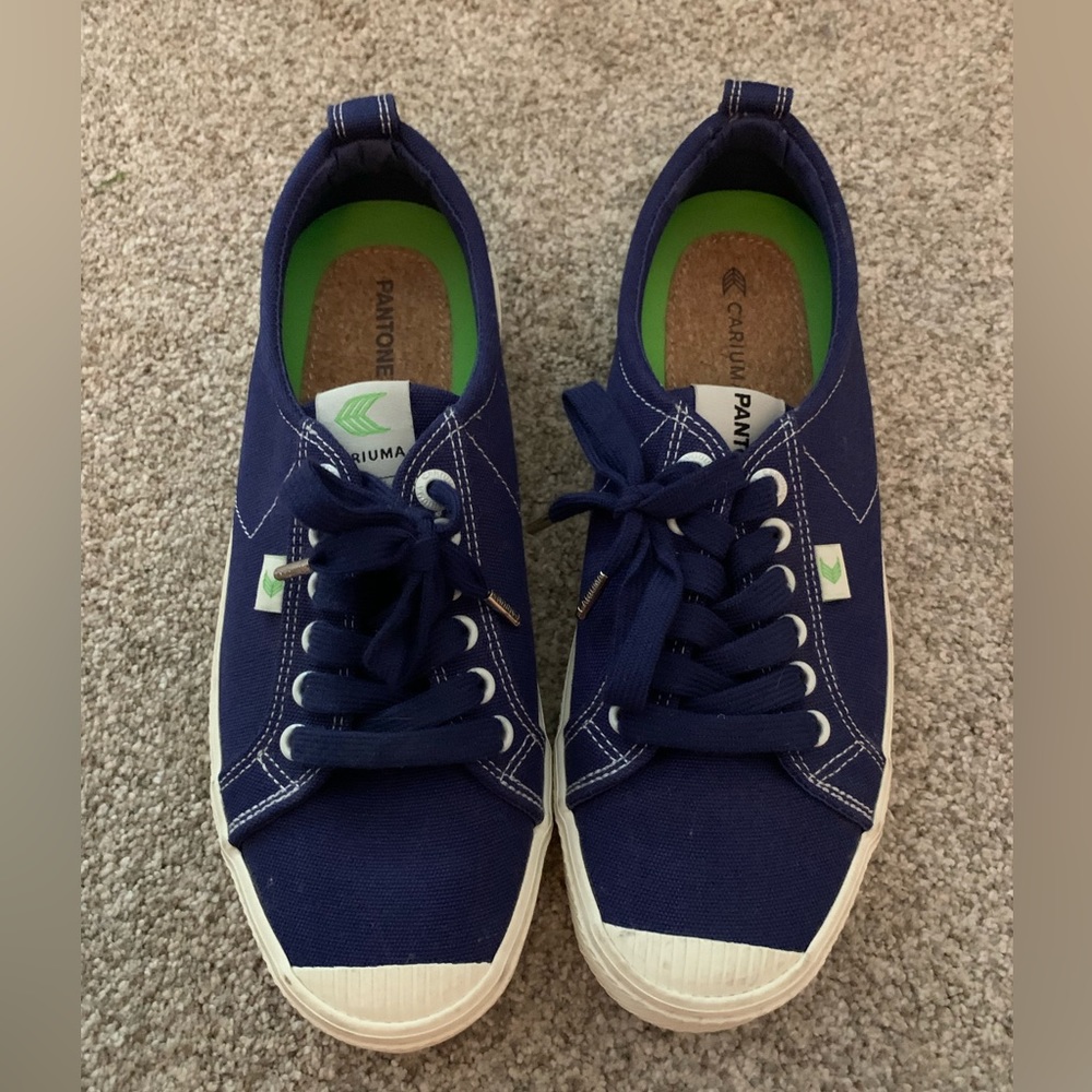 Cariuma Pantone navy sneakers size 9.5 EUC